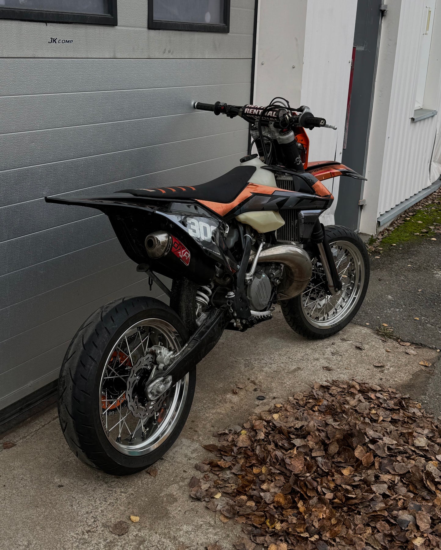 Sturdy Racing supermoto-vanne lähikuvassa – hopea kehä, musta napa