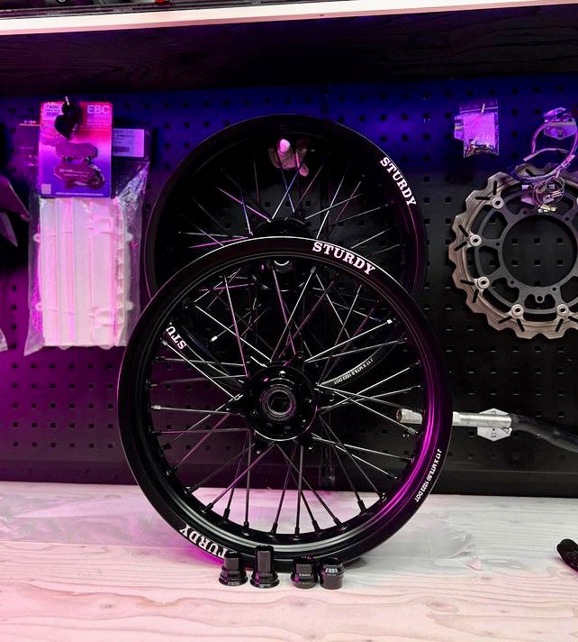 Sturdy custom supermoto -vanteet – musta kehä, musta napa