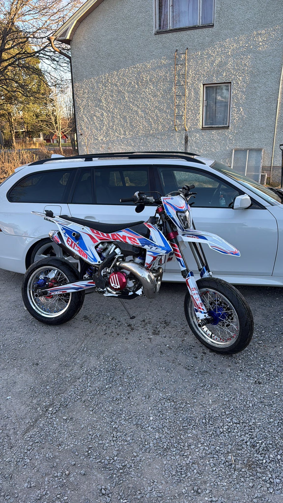 KTM EXC 300 supermoto Sturdy custom -vanteilla – hopea kehä, sininen napa