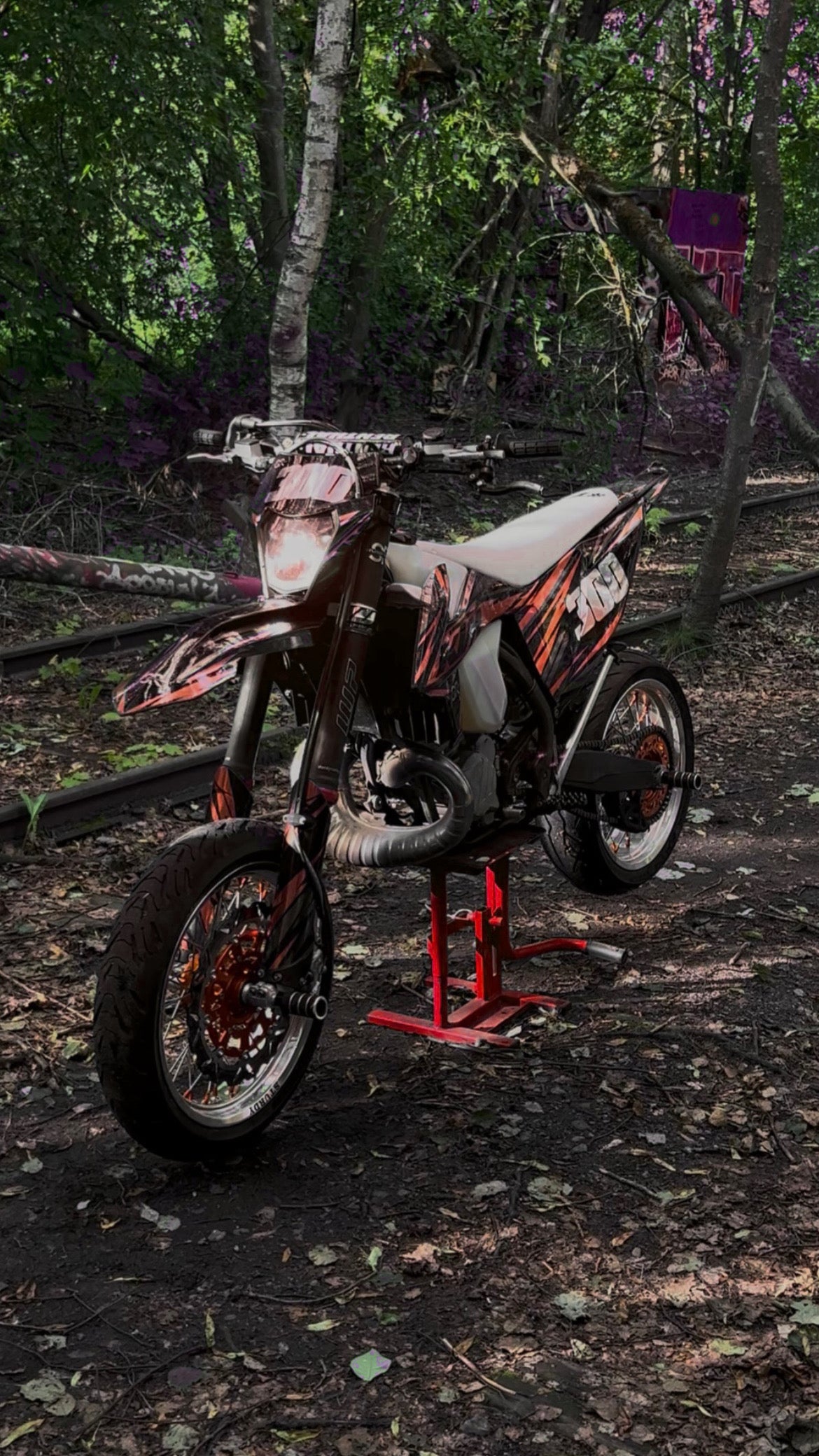 KTM 300 supermoto Sturdy Racing -vanteilla – hopea kehä, oranssi napa