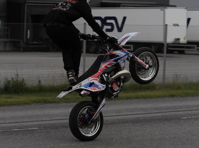 Wheelie supermotolla Sturdy custom -vanteilla
