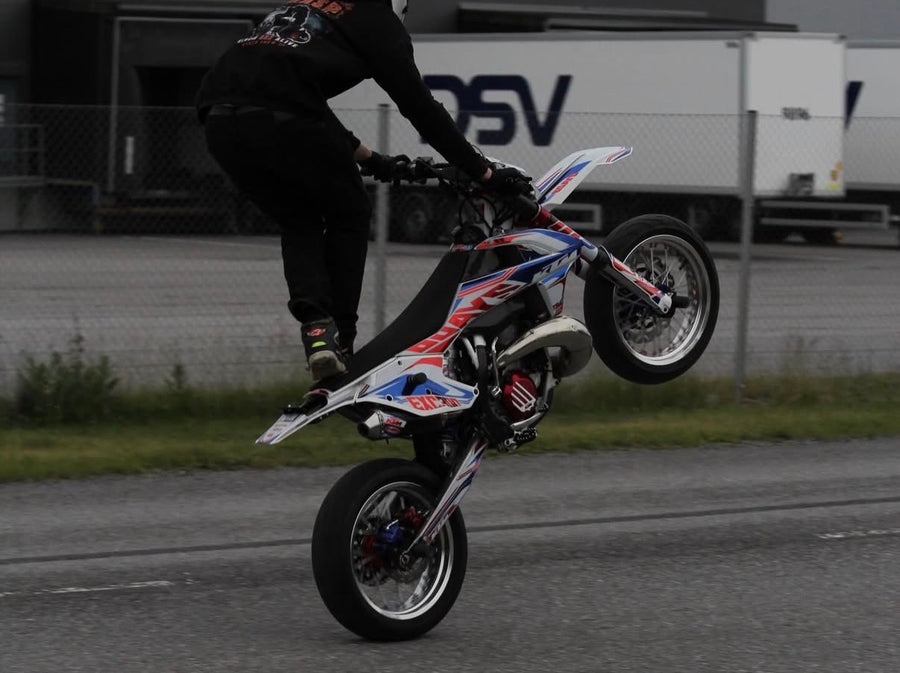 Wheelie supermotolla Sturdy custom -vanteilla
