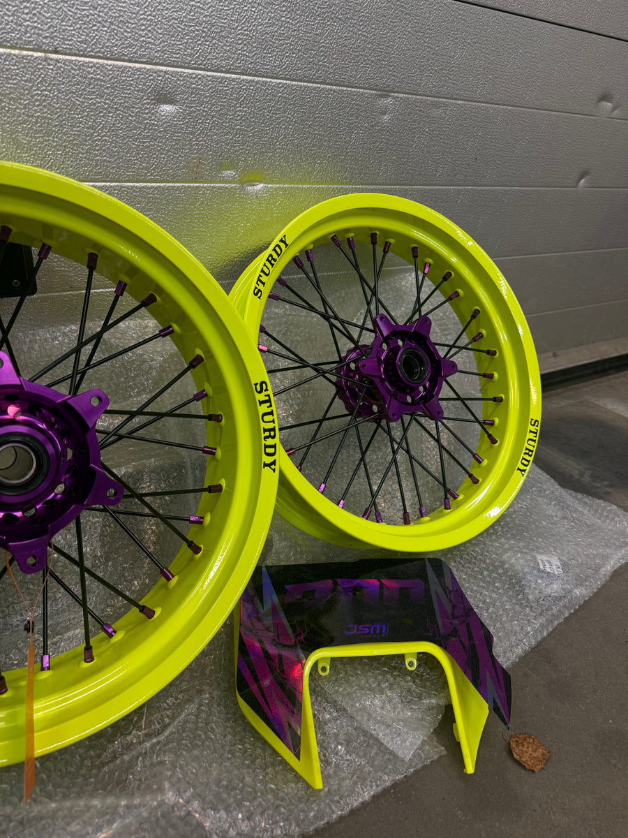 Sturdy custom supermoto -vanteet – neonkeltainen kehä, violetti napa