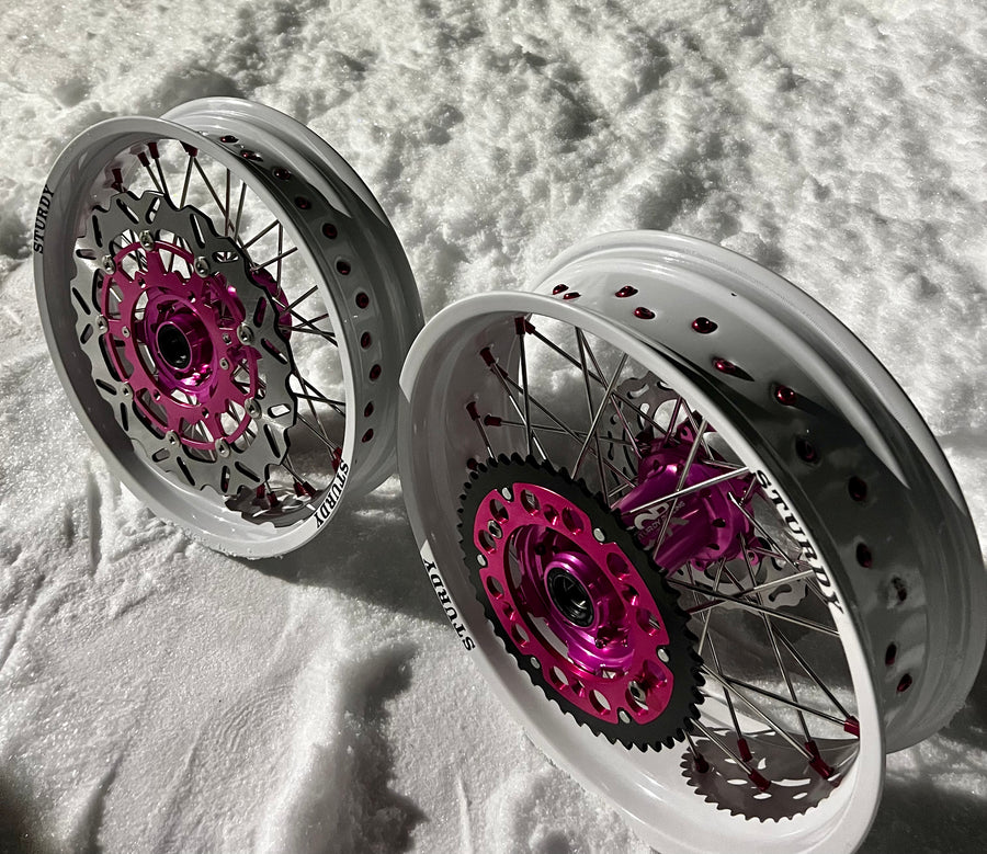 Sturdy custom supermoto -vanteet – hopea kehä, pinkki napa