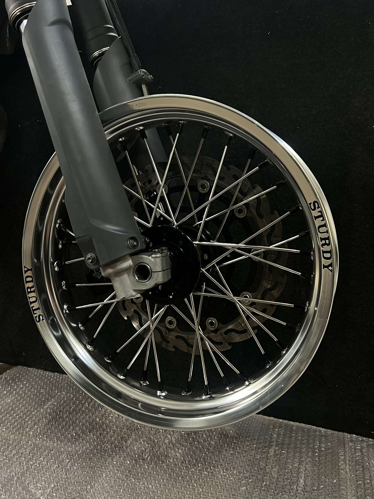 Sturdy Racing supermoto-etuvanne – hopea kehä, musta napa